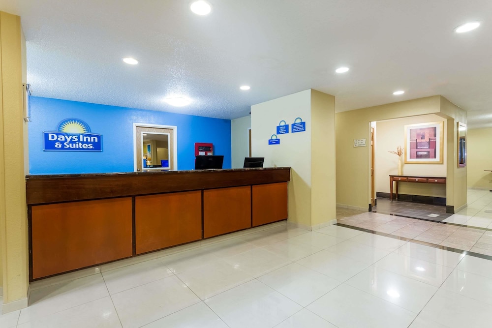 Days Inn Suites By Wyndham Bloomington Normal Il 4/45