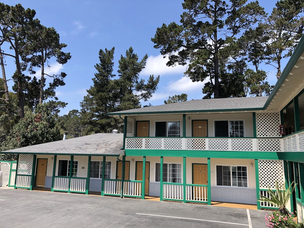 Monterey Pines Inn photo3