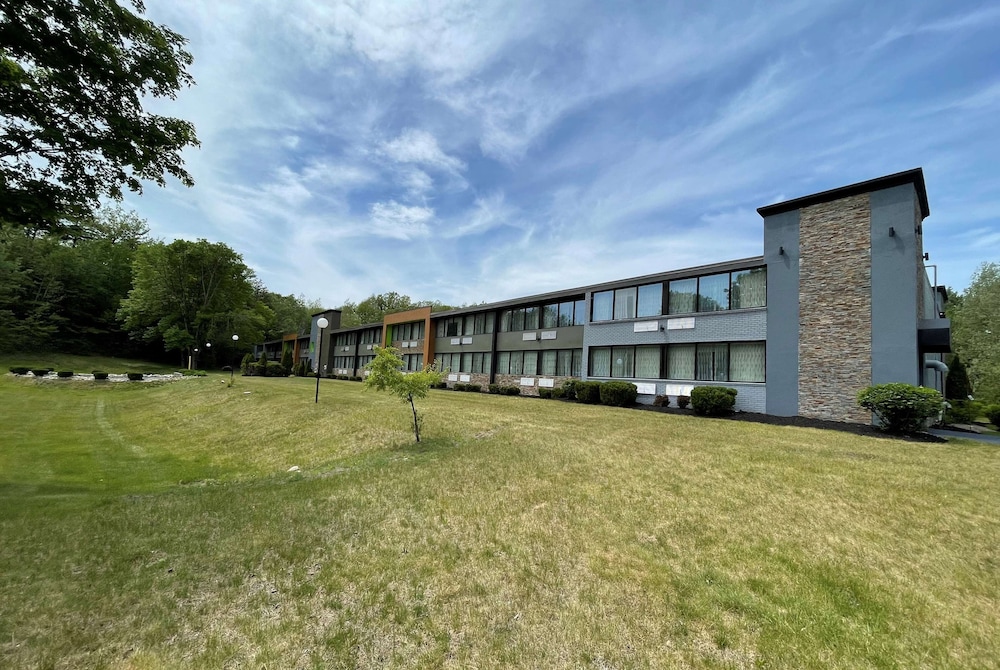 Wingate by Wyndham Lake George 60/63