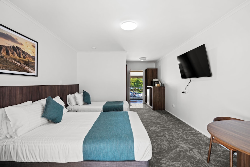 SUNDOWNER HOTEL MOTEL 16/49