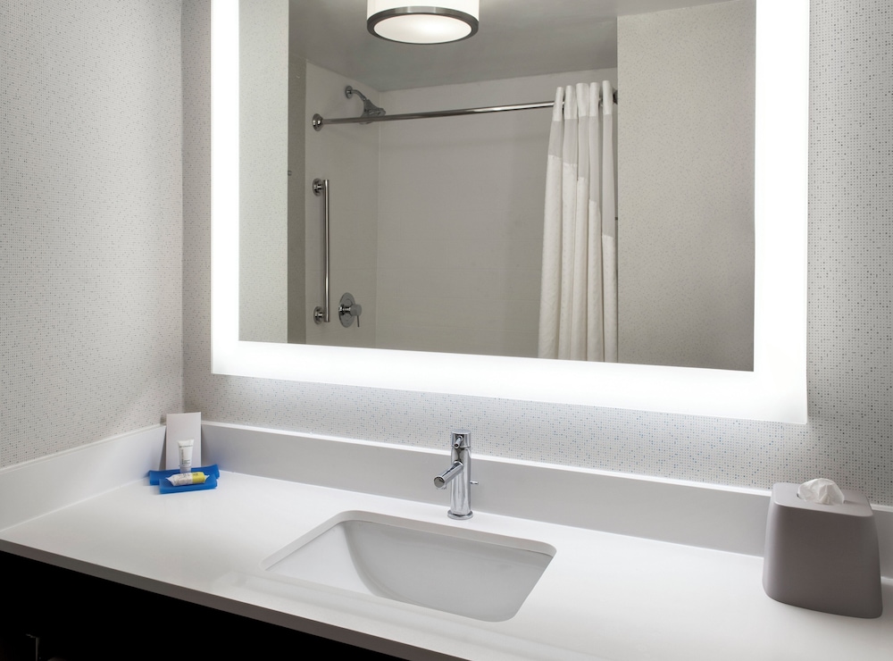 Holiday Inn Express & Suites Great Barrington Lenox Area 36/40