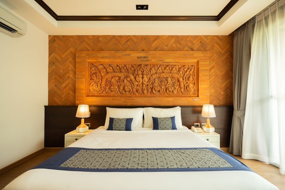 DELUXE, KING BED, BALCONY