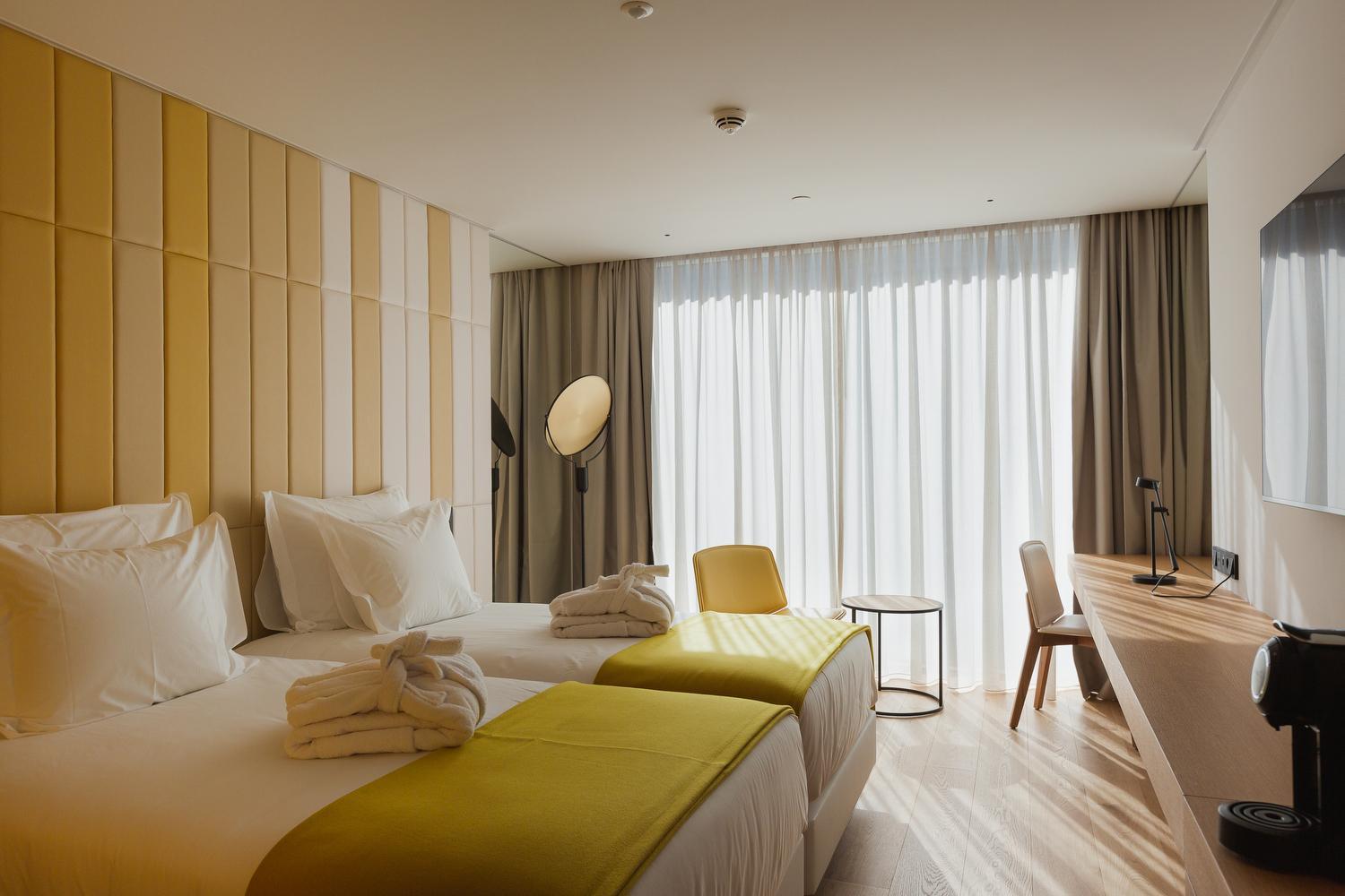 Connecting, Double Bed, Light View