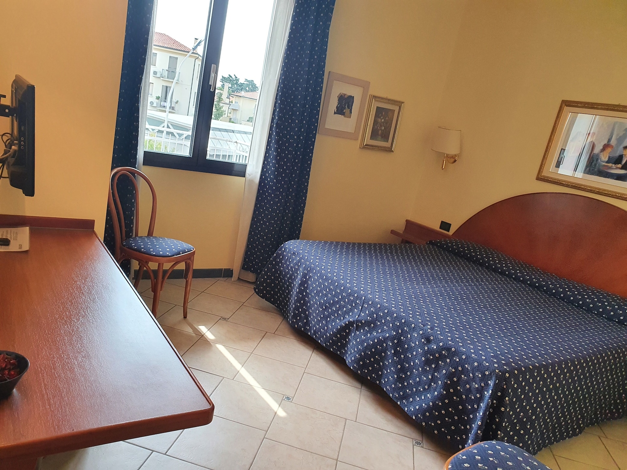 BUSINESS, SINGLE, DOUBLE BED