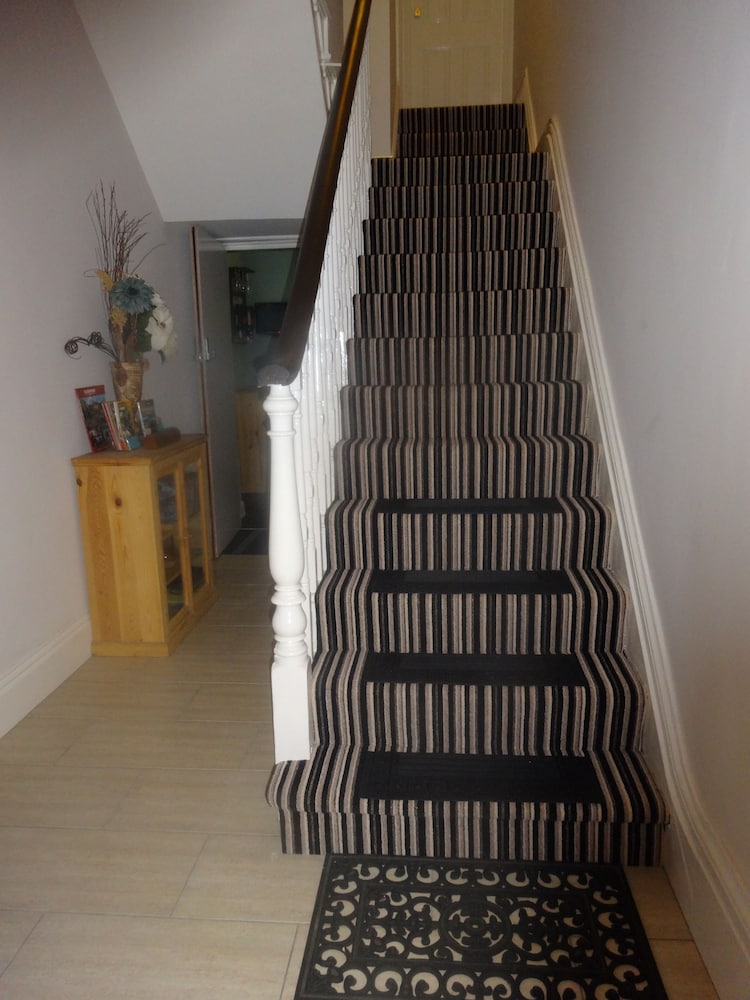 Elmswood Guest House 24/48