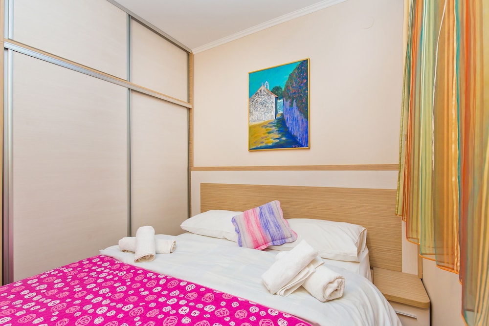 شقة ديلوكس بسريرين كوين بغرفتي نوم مع أريكة بمطبخ، Dubrovnik Hotel 3/10