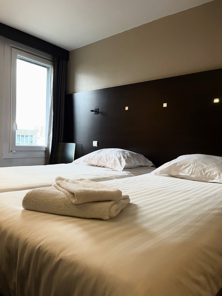 STANDARD, TWIN BEDS, CITY VIEW
