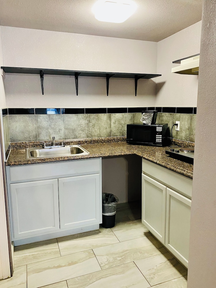 R Nite Star Inn & Suite 8/65