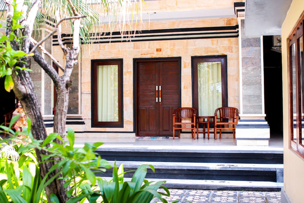 Putu Guest House 2 3/35