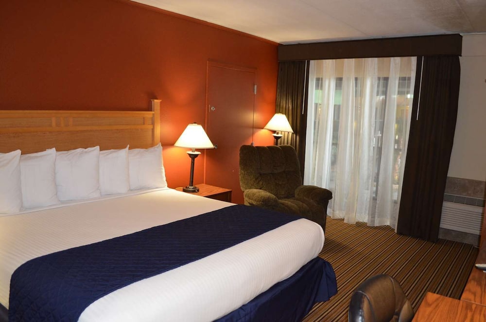 غرفة قياسية مفردة بسرير كينج، Crossroads Hotel & Event Center 2/10