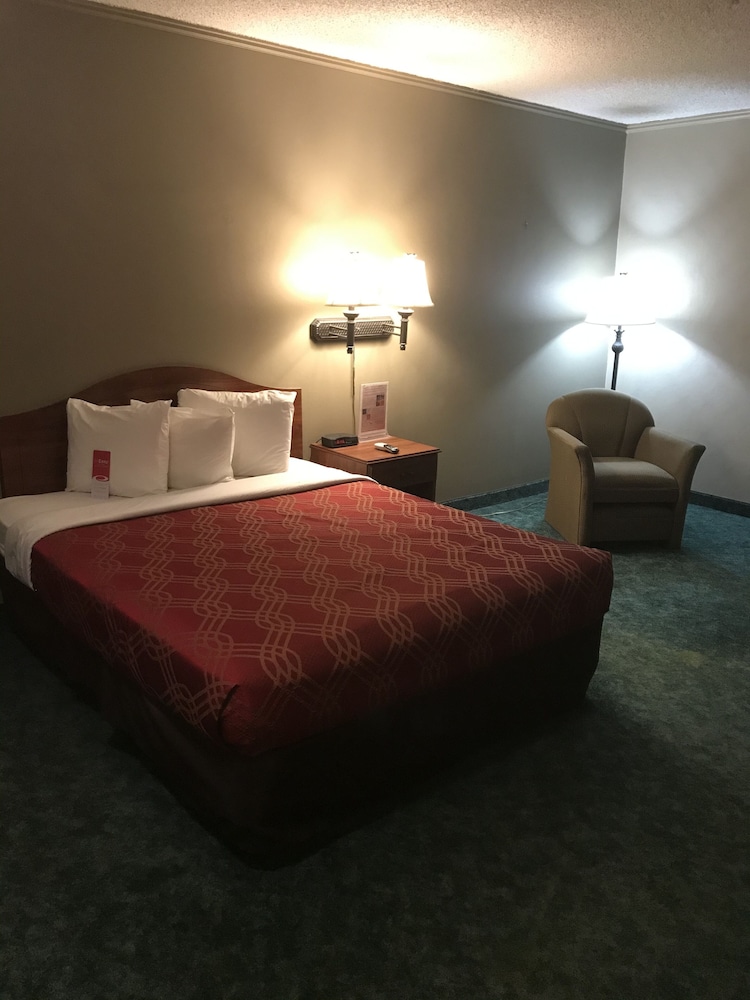 Econo Lodge Salina 16/38
