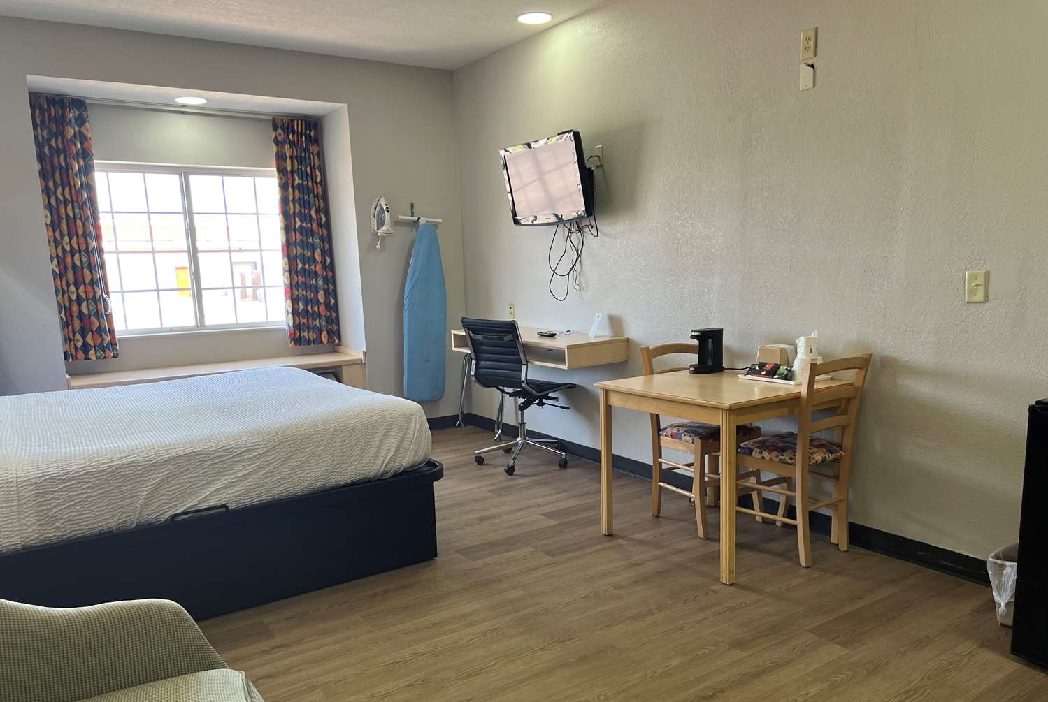 Days Inn & Suites By Wyndham Hutchinson 9/42