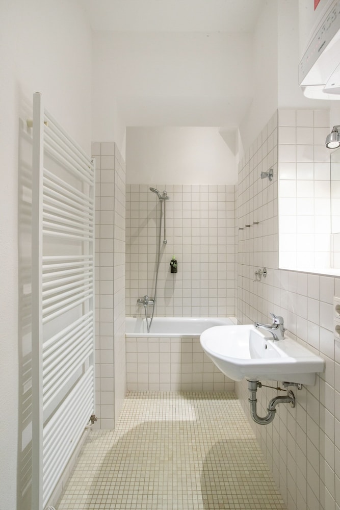 Schoenhouse Apartments 48/50