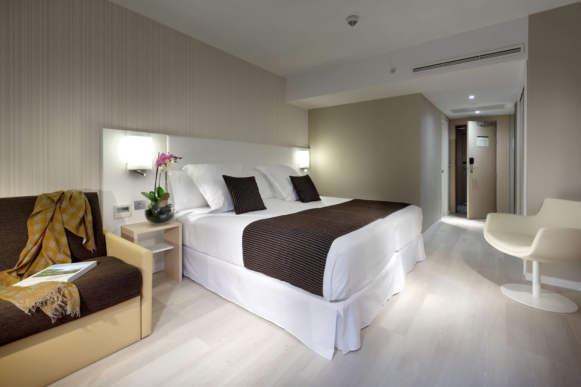 غرفة عائلية بسريرين منفصلين مع أريكة، Barcelo Nervion 4/7