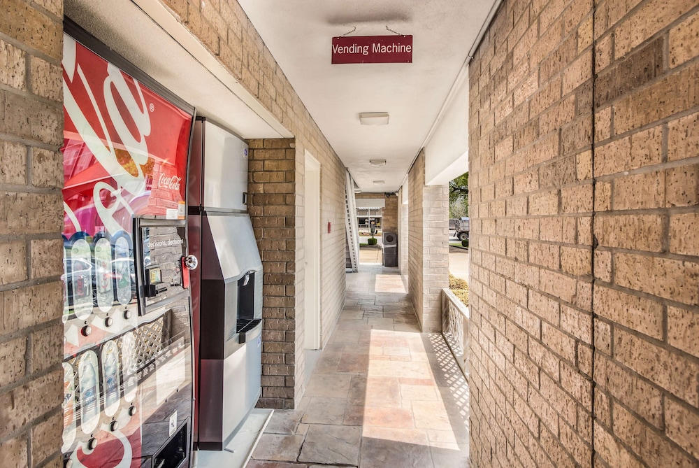 Americas Best Value Inn Columbus, TX 24/41