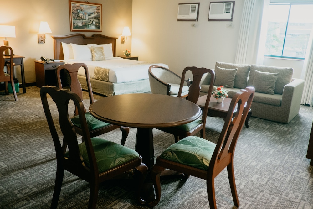 East Asia Royale Hotel 55/55