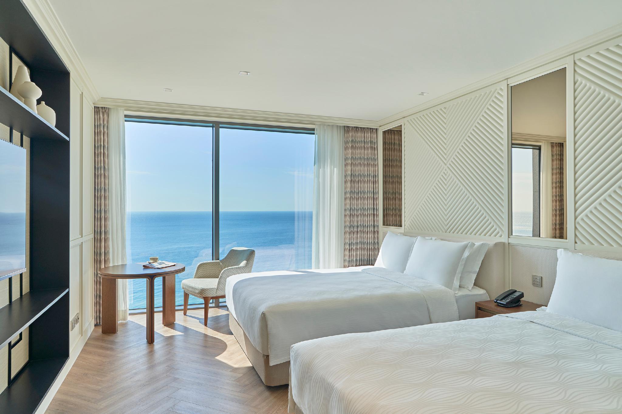 Ocean, Deluxe, Twin Beds, 1 Double and 1 Single Bed, Grand Josun Busan 2/2
