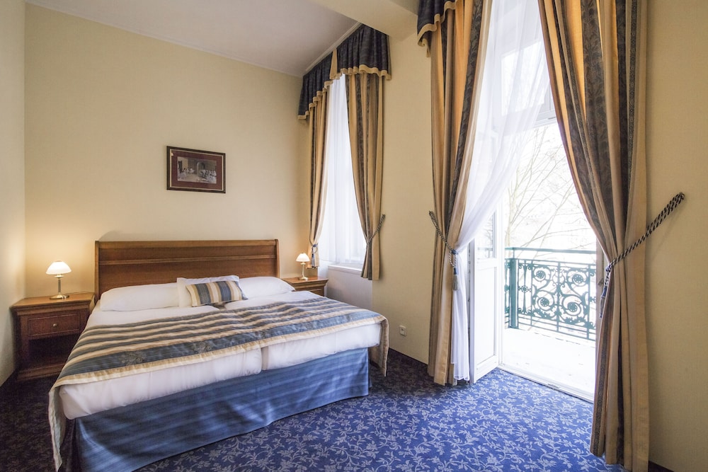 ROOM, DOUBLE OR TWIN BED