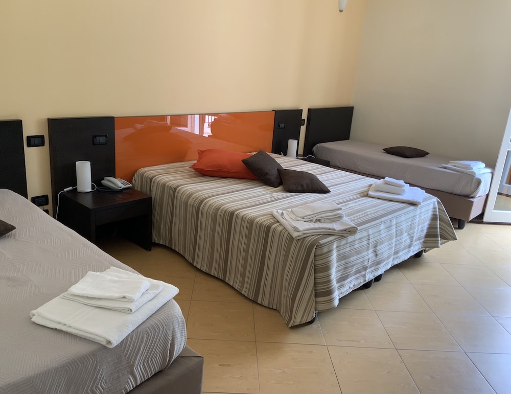 ROOM, QUADRUPLE