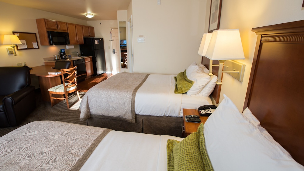 Candlewood Suites Joplin 10/35