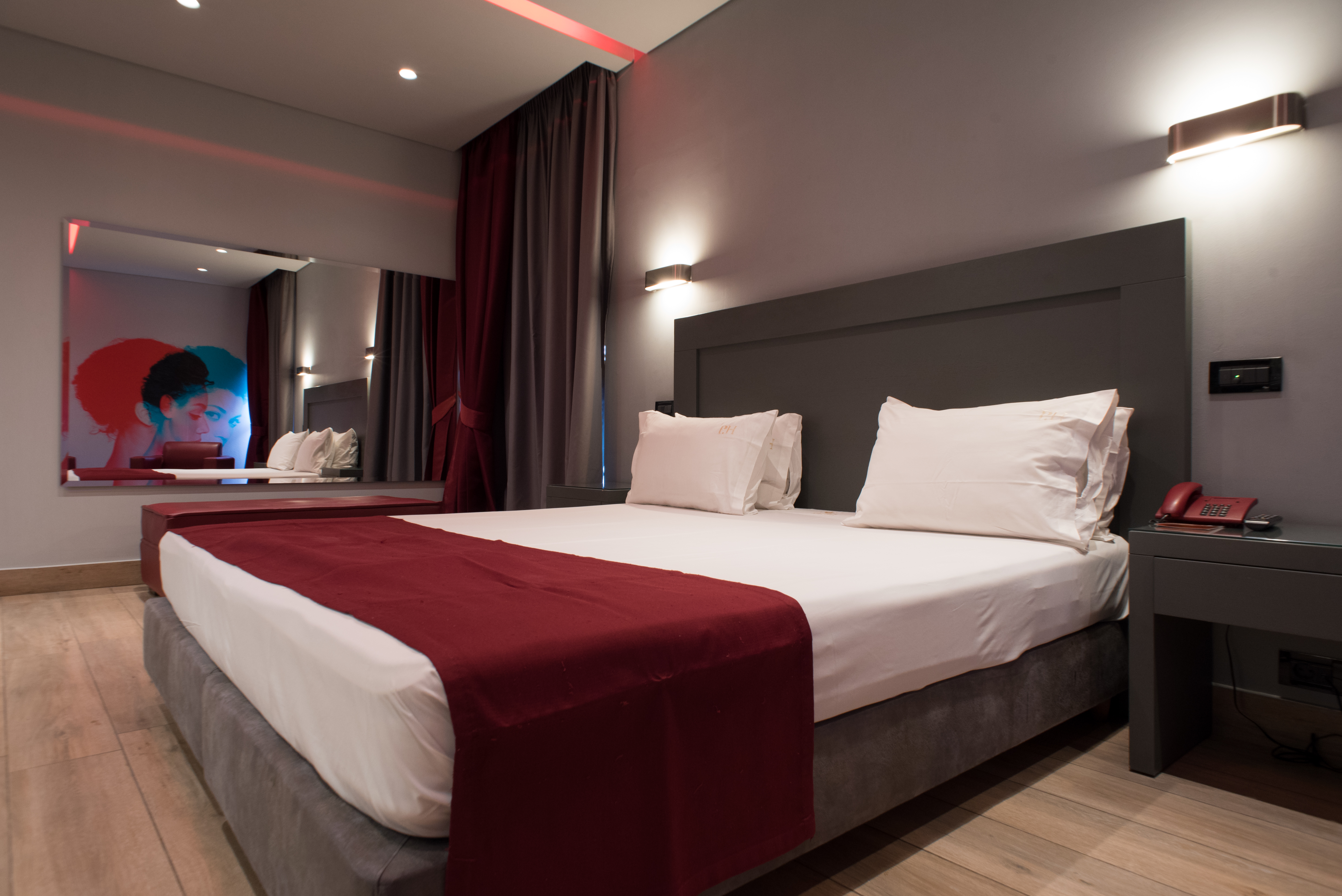 جناح بسرير كوين بشرفة، Pines Hotel - Adults Only 2/4