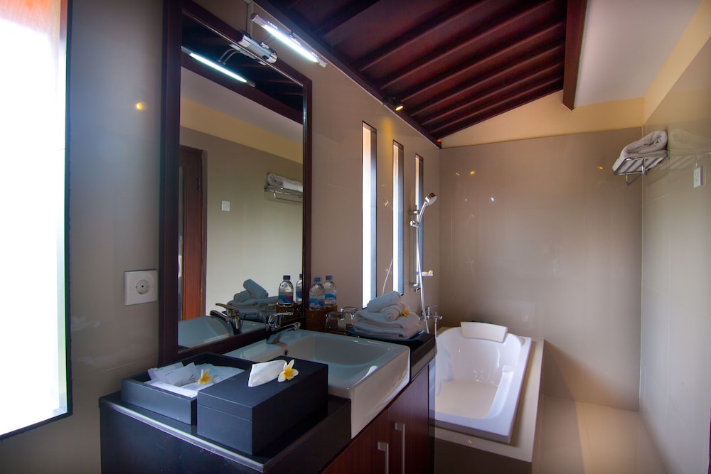 THE AWAN VILLAS 41/44