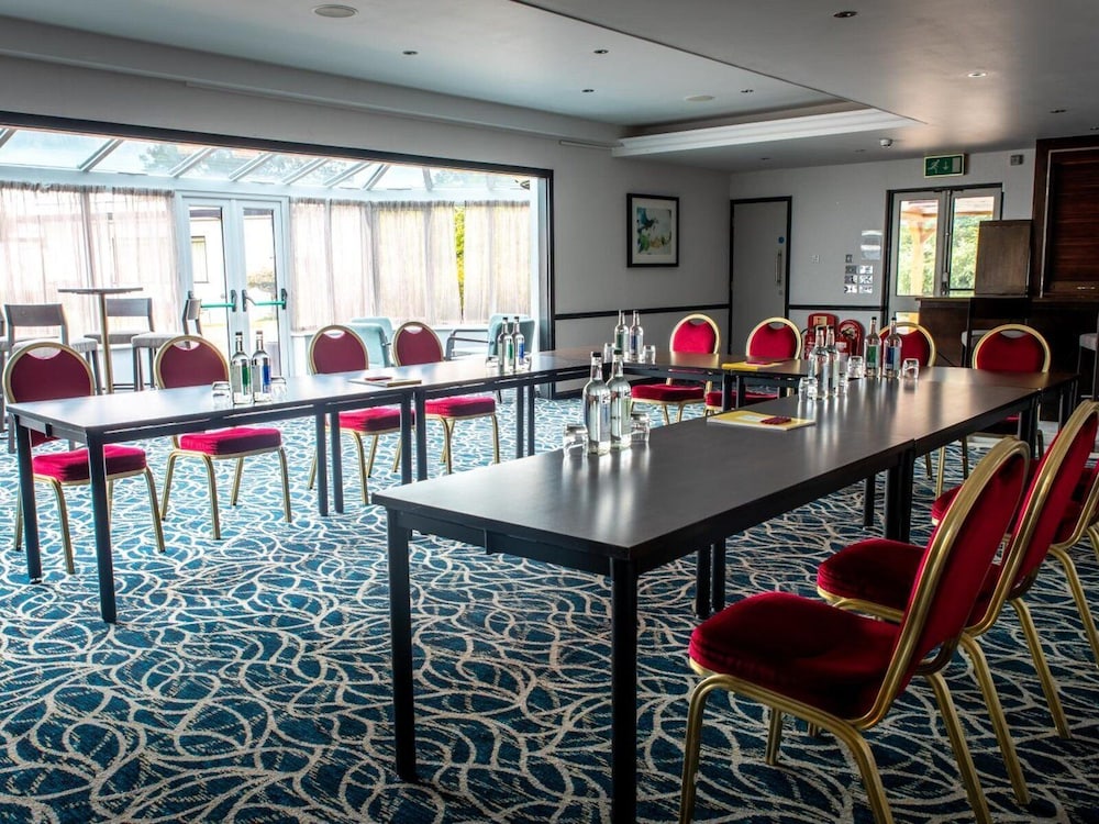 Elite Venue Selection Felbridge - Gatwick 64/75
