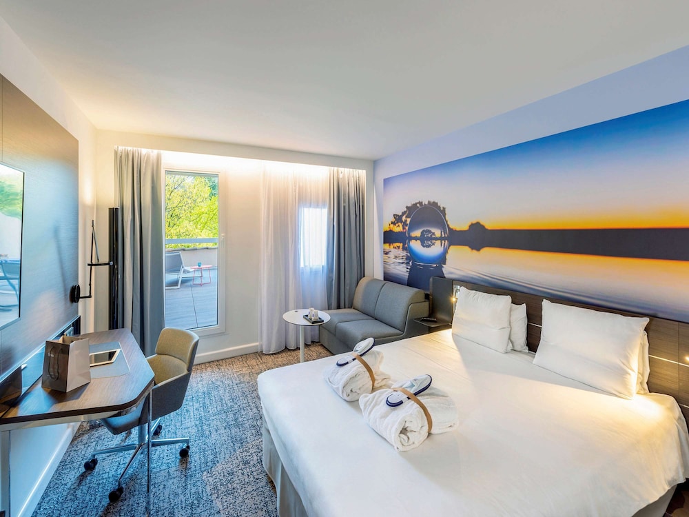EXECUTIVE, DOUBLE BED, SOFA, BALCONY