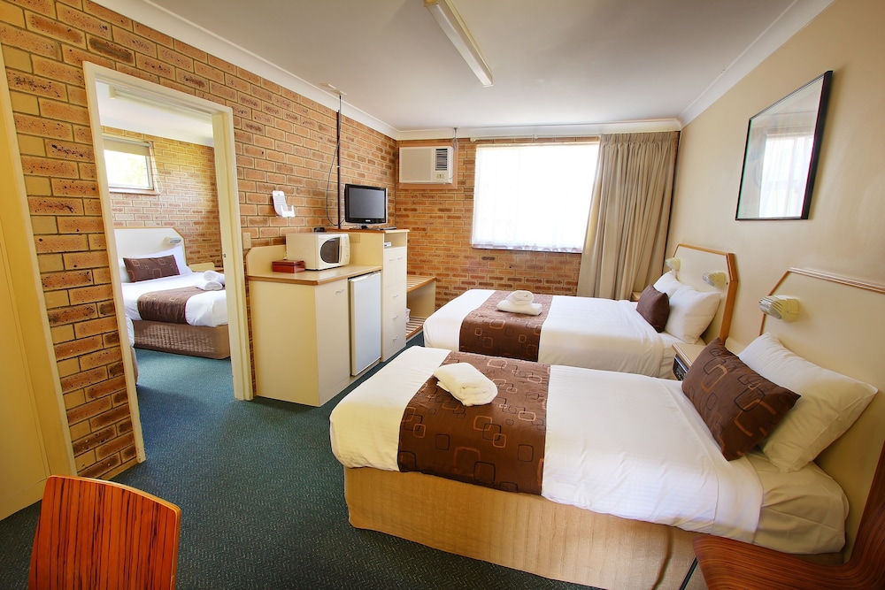 GARDEN CITY MOTOR INN 26/44