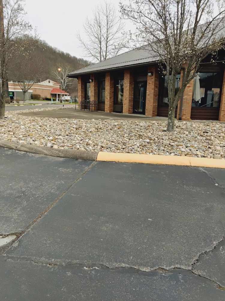 Quality Inn New Martinsville, WV 61/65