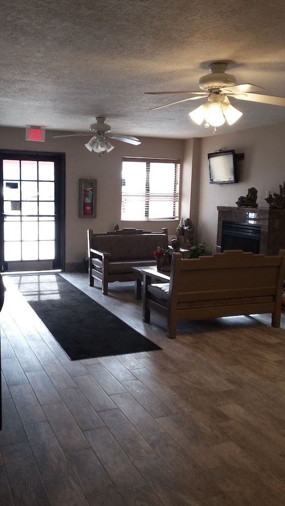 Super 8 by Wyndham Taos 28/33