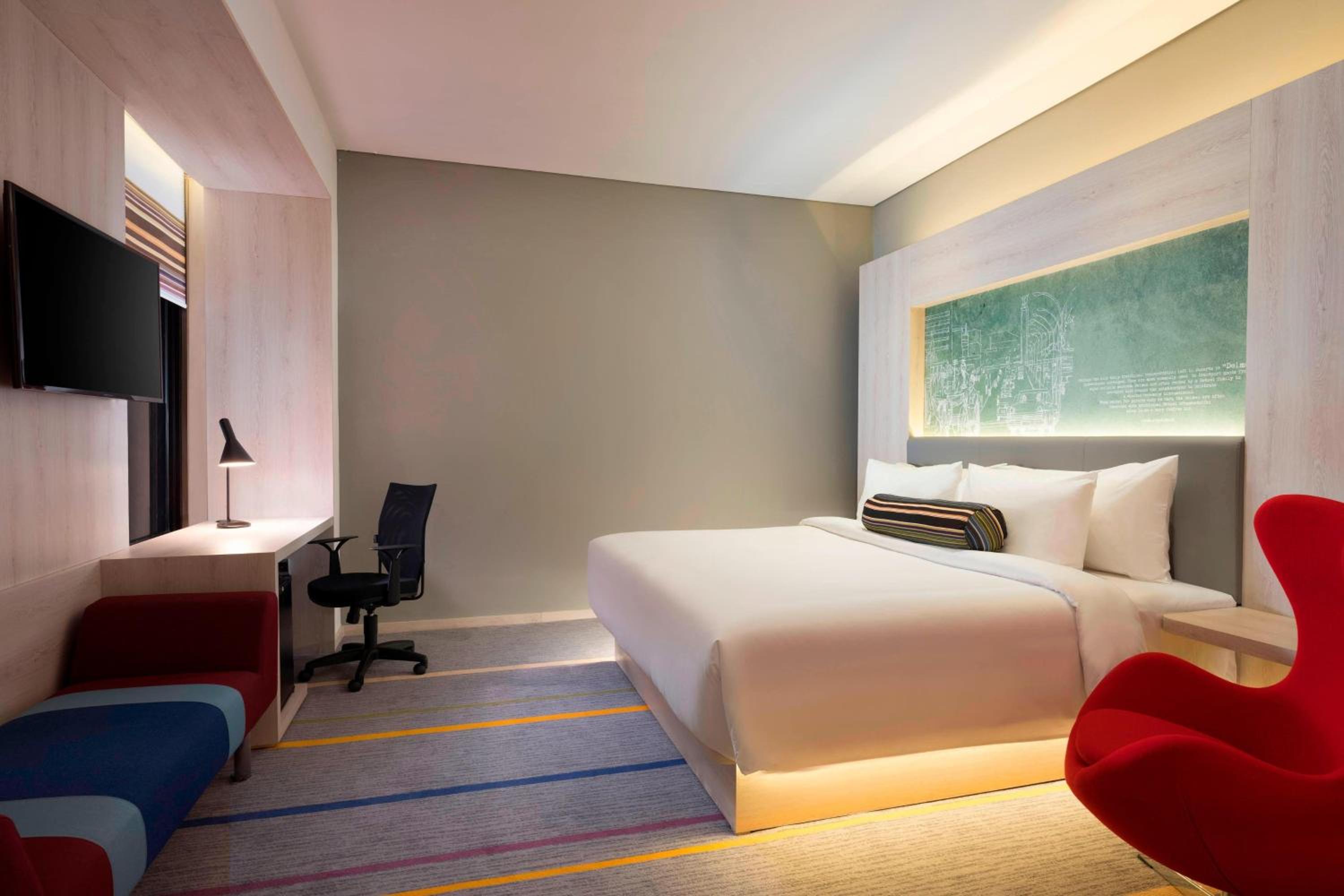 Urban, Guest Room, King Bed, Large
