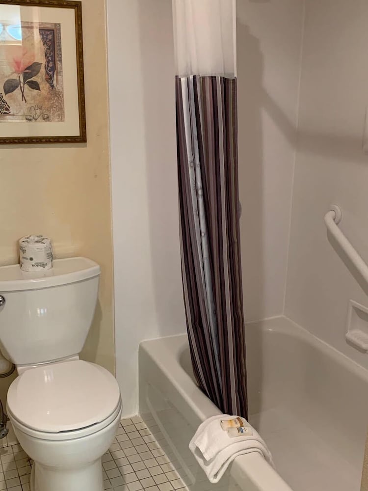 La Quinta Inn and Suites by Wyndham Cincinnati North 18/38