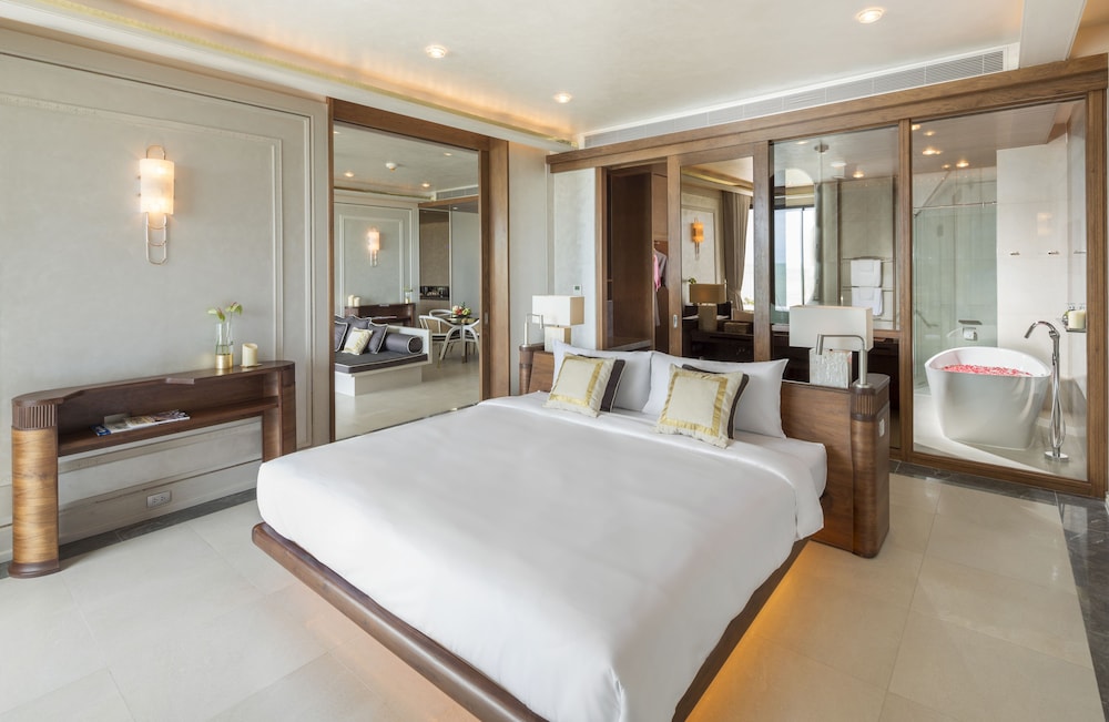 CLUB, PENTHOUSE, BEACH FRONT