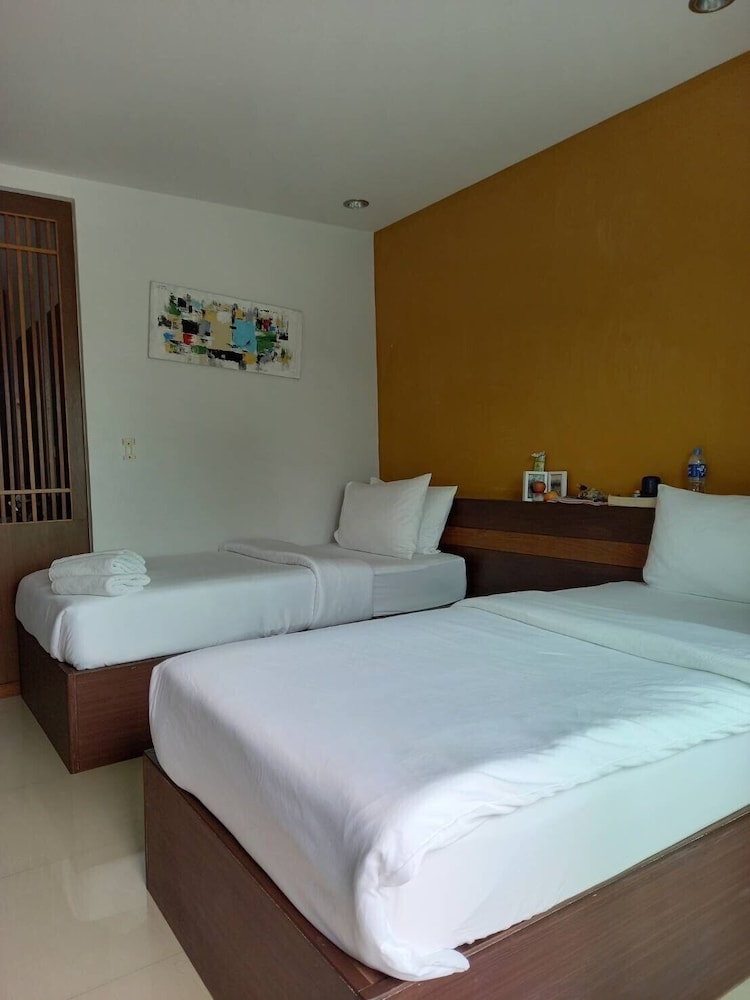DELUXE, TWIN BEDS