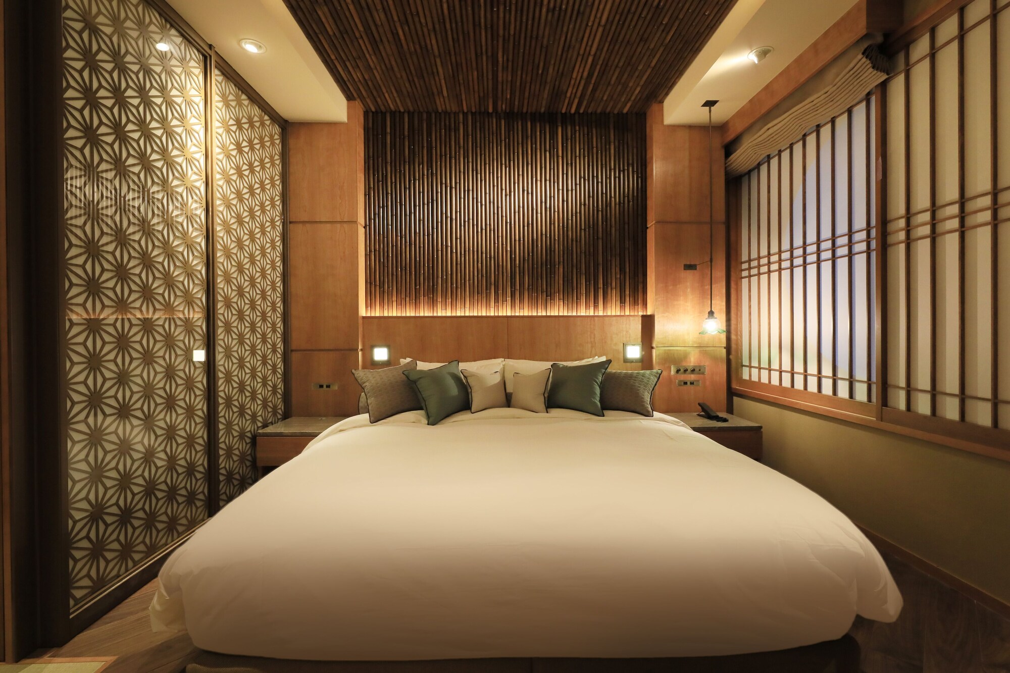 DELUXE, DOUBLE BED