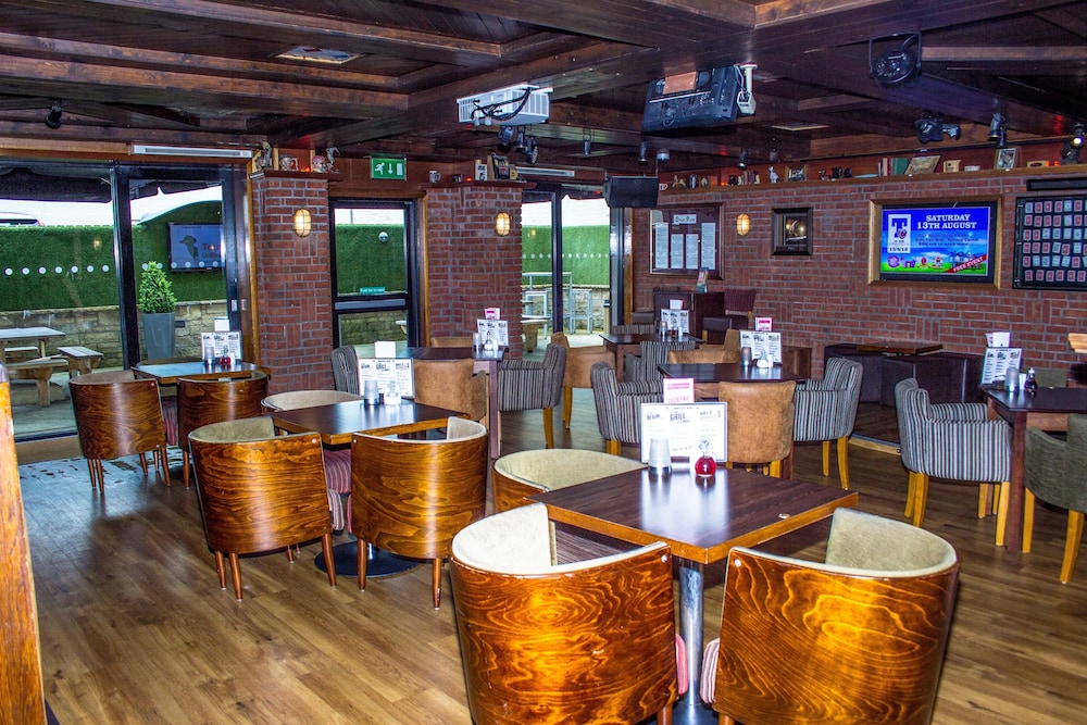 The Commercial Hotel 3/45