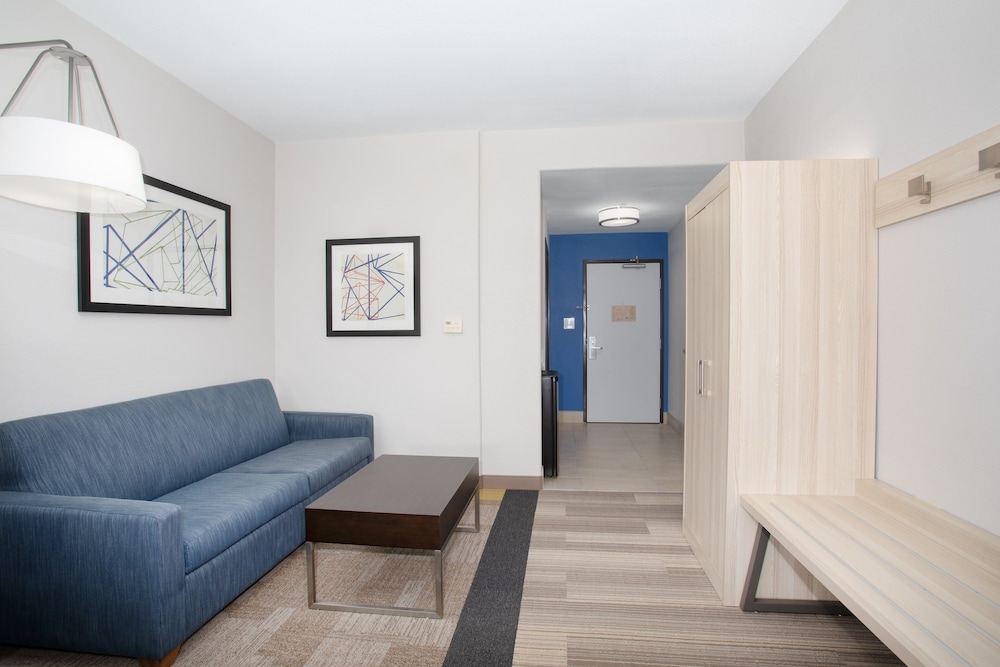 Holiday Inn Express & Suites Phoenix - Glendale Sports Dist 43/63