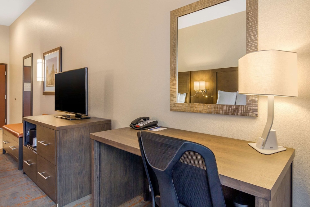 Comfort Inn and Suites Brighton Denver NE Medical Center 29/34