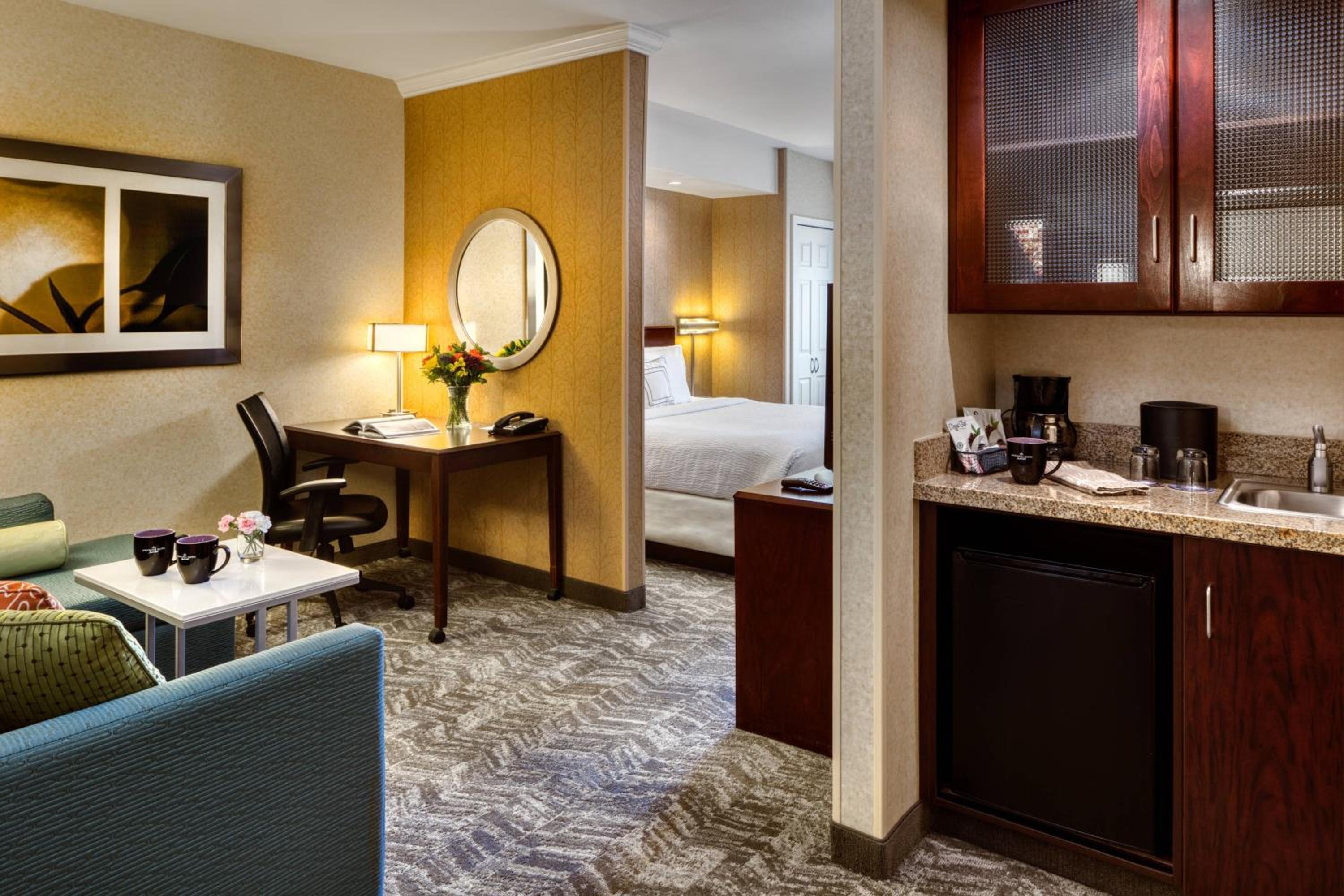 جناح بسرير كينج مع سرير سحّاب إضافي مع أريكة لذوي الإعاقة، SpringHill Suites Salt Lake City Downtown 4/4