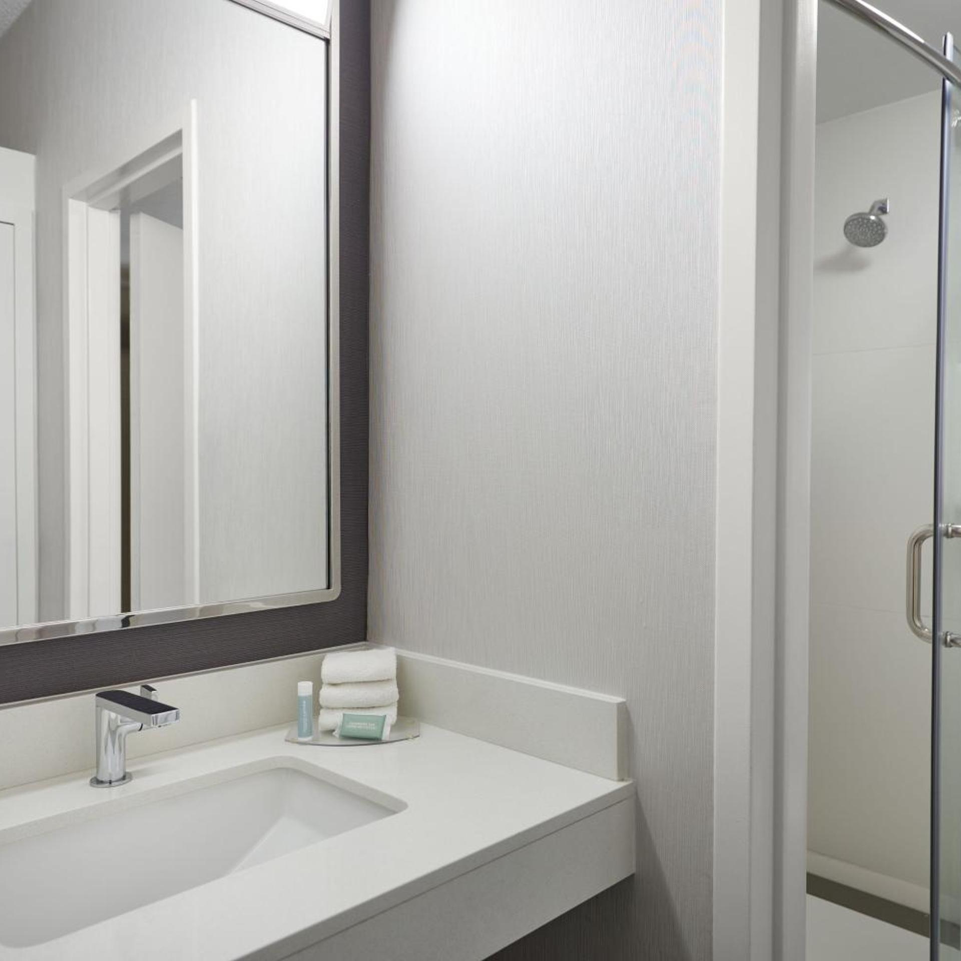 غرفة بسريرين مزدوجين بحوض استحمام لذوي الإعاقة، Courtyard by Marriott Kansas City Overland Park/Metcalf, South of College Boulevard 4/7