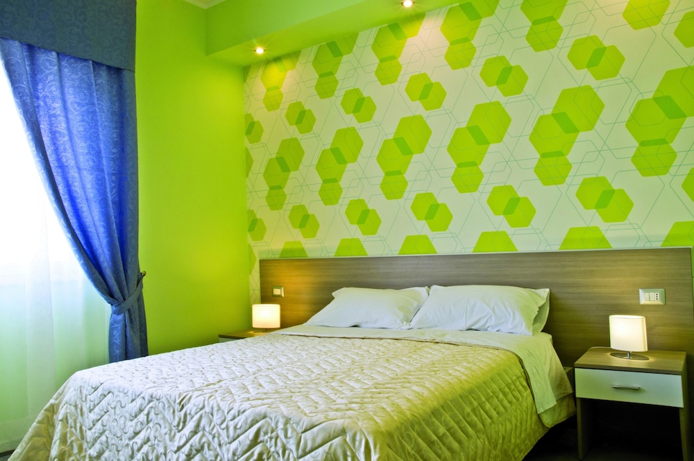 ROOM, TRIPLE