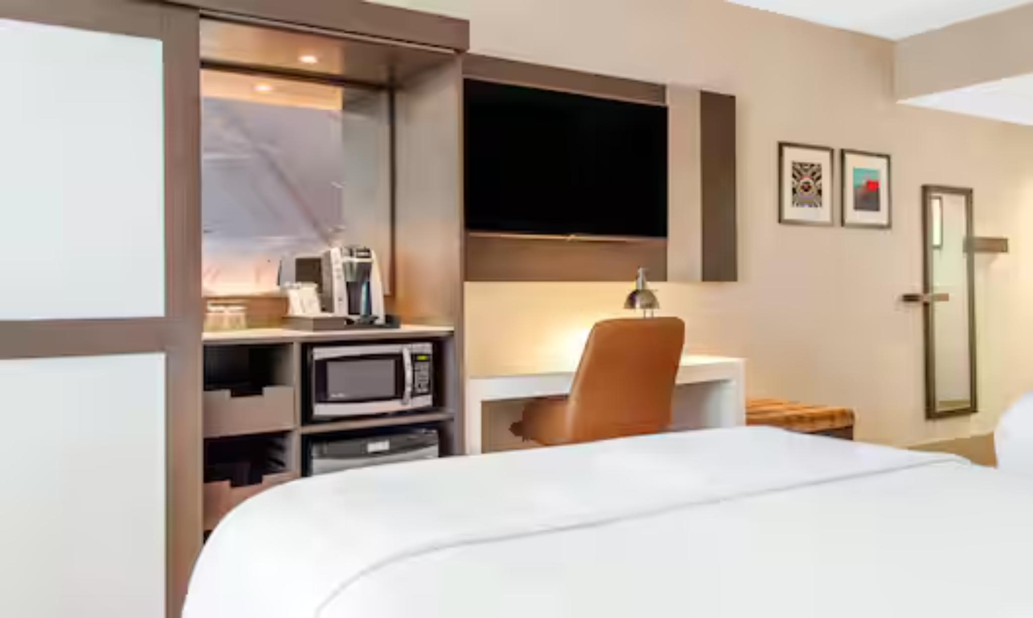 1 BEDROOM, SUITE, KING BED, SOFA