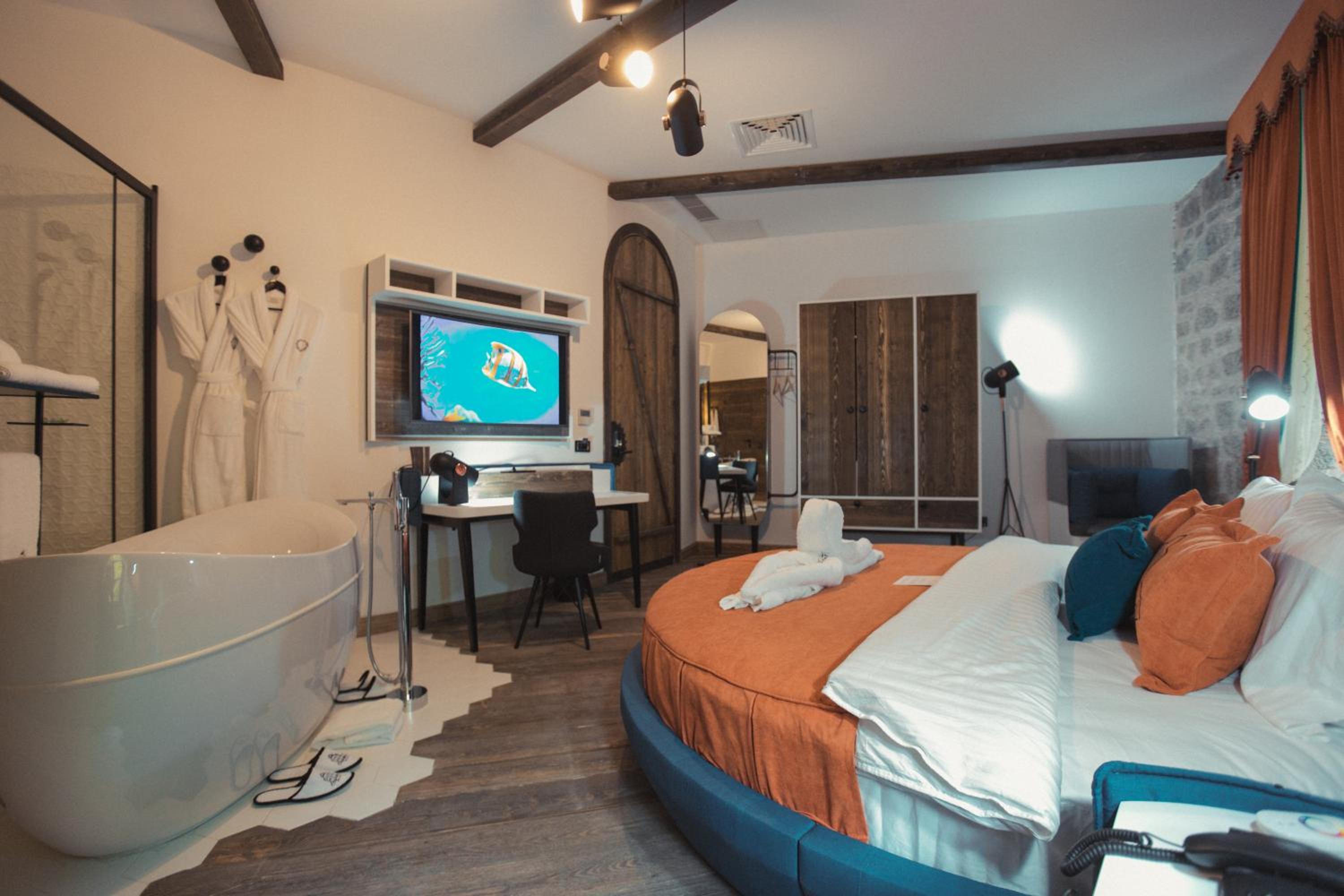 Room, Queen Bed, Garden View