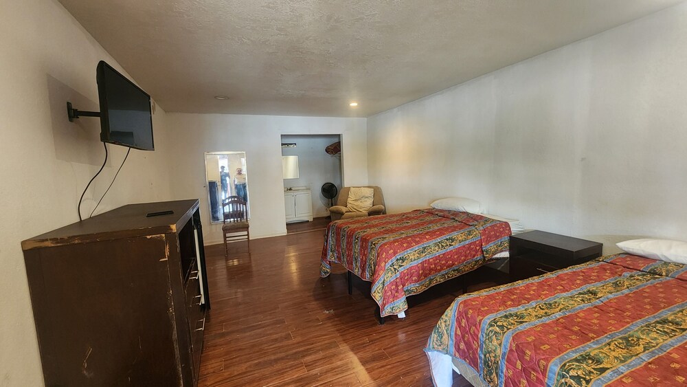 Room at OYO Bay Inn, DICKINSON - TX