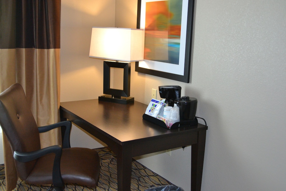Holiday Inn Express Hotel And Suites St Joseph 55/58