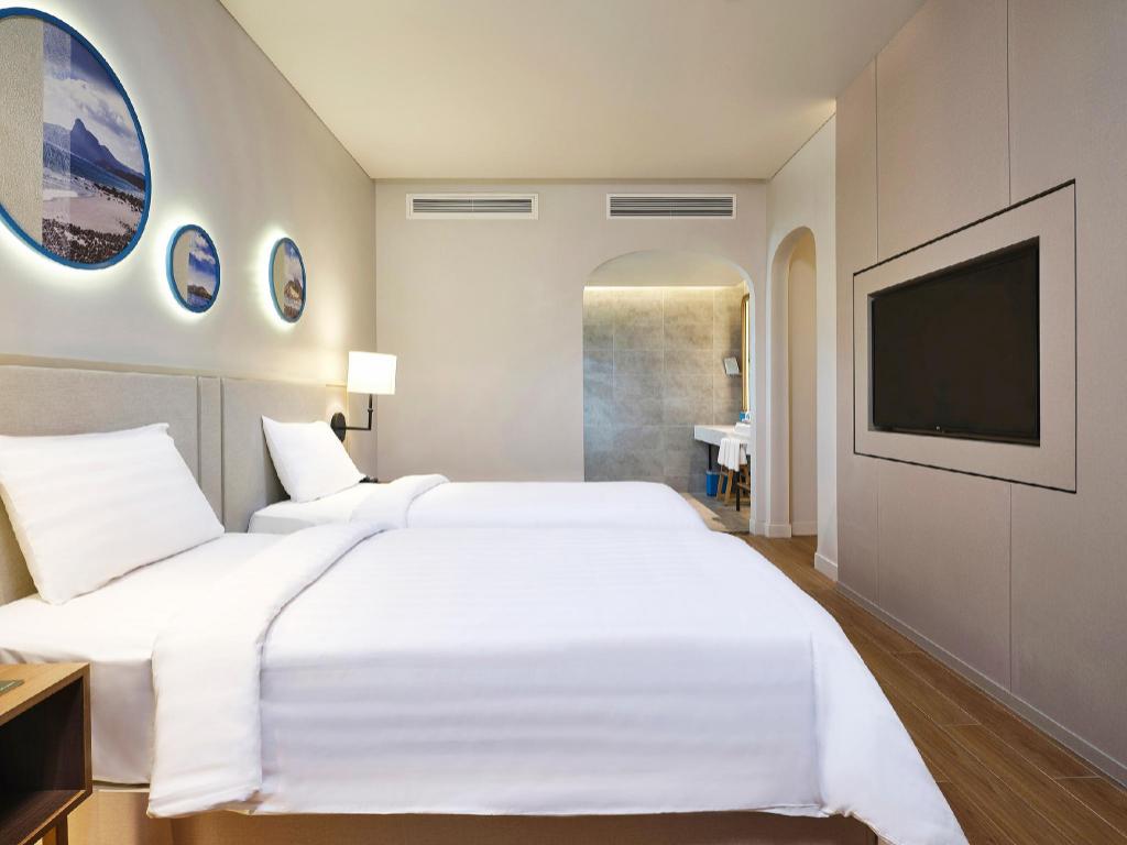 Superior, Twin Beds, Street Side View, Hill Side