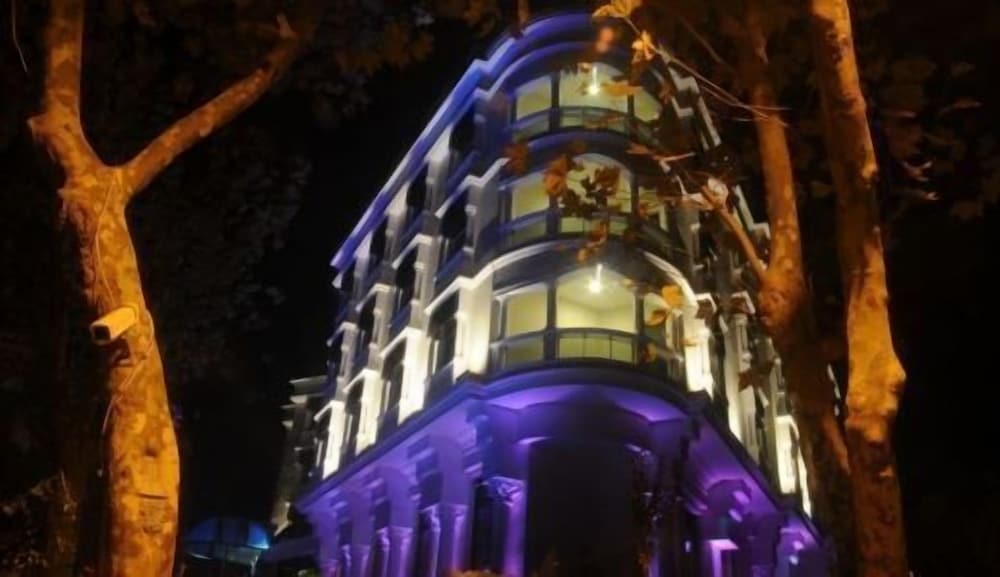 Paradise Island Hotel 3/50