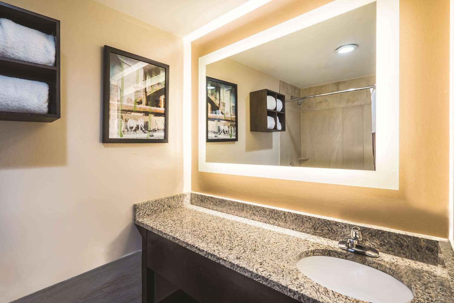 La Quinta Inn & Suites by Wyndham Brooklyn Downtown 22/24