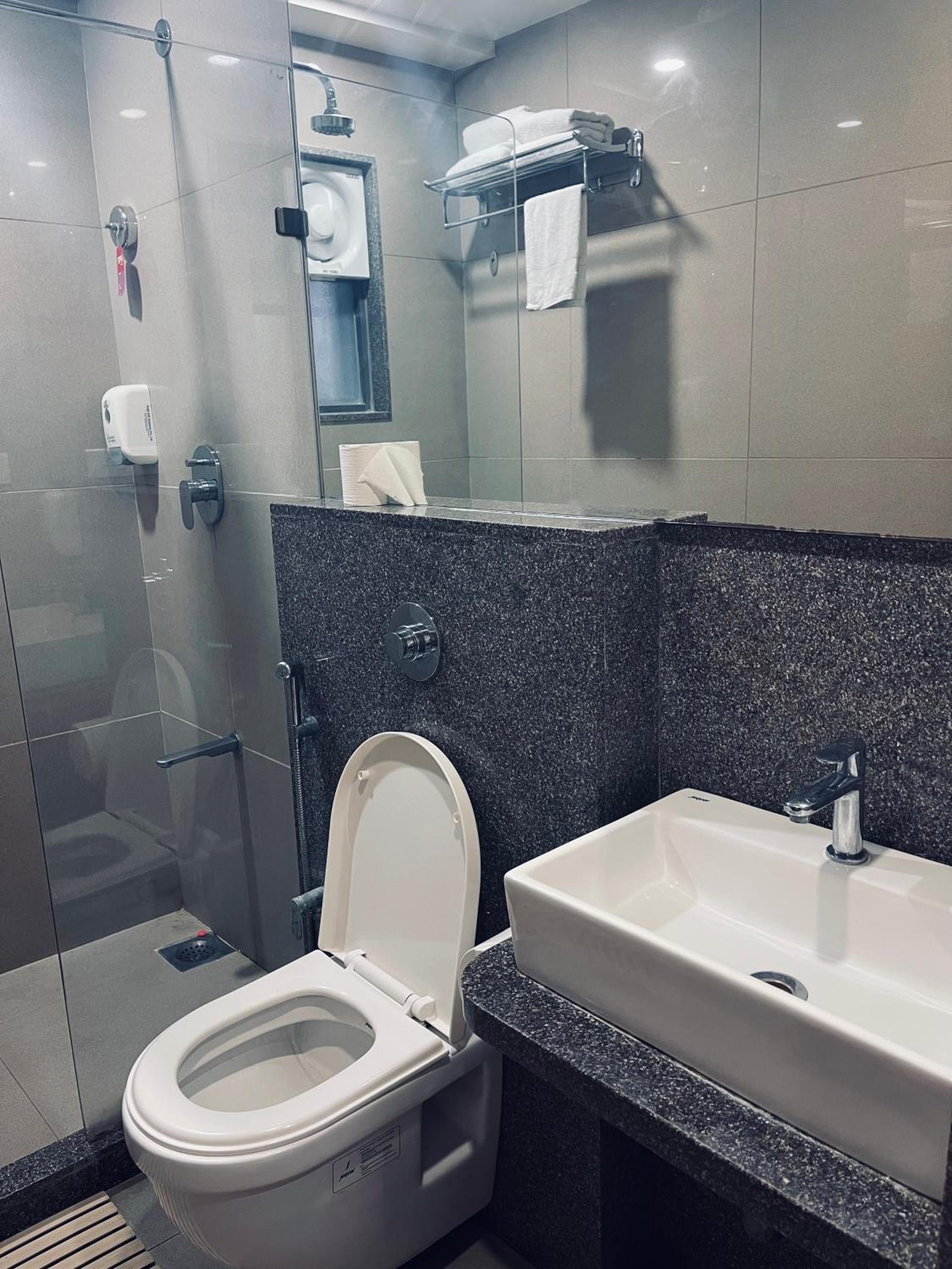 OYO Premium Vastrapur Lake 63/63